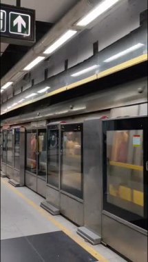 Yeni Delhi, Hindistan, 12 Ağustos 2024 - Delhi treni Yeni Delhi, Hindistan, Asya 'daki Jhandewalan metro istasyonuna varıyor.