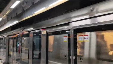 Yeni Delhi, Hindistan, 12 Ağustos 2024 - Delhi treni Yeni Delhi, Hindistan, Asya 'daki Jhandewalan metro istasyonuna varıyor.