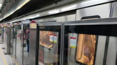 Yeni Delhi, Hindistan, 12 Ağustos 2024 - Delhi treni Yeni Delhi, Hindistan, Asya 'daki Jhandewalan metro istasyonuna varıyor.