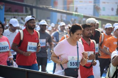 Yeni Delhi, Hindistan - 20 Ekim 2024 - Bitmek üzere olan maraton katılımcılarının bitiş çizgisini geçmek üzere olan Delhi Yarı Maratonu 2024