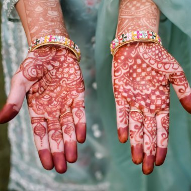 Hint geleneği gibi giyinmiş güzel bir kadın. İki elinde de Henna Mehndi tasarımı var. Hintli bir kadının kocası için Karwa Chauth ve Karwa Chauth kutlamalarını kutlamak için.