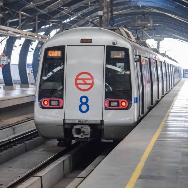 Yeni Delhi, Hindistan, 12 Ağustos 2024 - Delhi treni Yeni Delhi, Hindistan, Asya 'daki Jhandewalan metro istasyonuna varıyor.