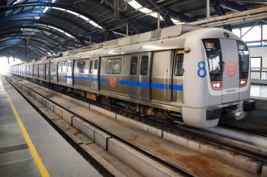 Yeni Delhi, Hindistan, 12 Ağustos 2024 - Delhi treni Yeni Delhi, Hindistan, Asya 'daki Jhandewalan metro istasyonuna varıyor.