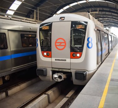 Yeni Delhi, Hindistan, 12 Ağustos 2024 - Delhi treni Yeni Delhi, Hindistan, Asya 'daki Jhandewalan metro istasyonuna varıyor.