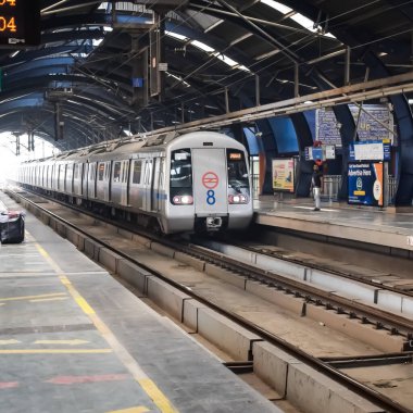 Yeni Delhi, Hindistan, 12 Ağustos 2024 - Delhi treni Yeni Delhi, Hindistan, Asya 'daki Jhandewalan metro istasyonuna varıyor.
