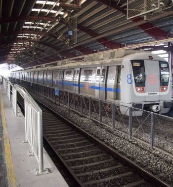 Yeni Delhi, Hindistan, 12 Ağustos 2024 - Delhi treni Yeni Delhi, Hindistan, Asya 'daki Jhandewalan metro istasyonuna varıyor.
