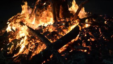 Siyah arka planda alevler, alev alev dokusu arka planda, çok güzel, ateş yanıyor, ateş odun ve inek gübresi ateşiyle yanıyor.