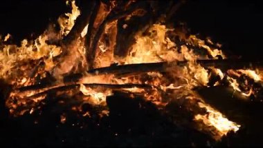 Siyah arka planda alevler, alev alev dokusu arka planda, çok güzel, ateş yanıyor, ateş odun ve inek gübresi ateşiyle yanıyor.