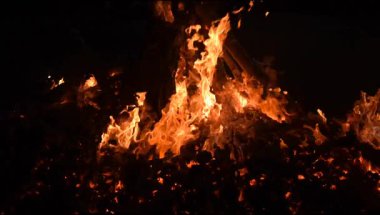 Siyah arka planda alevler, alev alev dokusu arka planda, çok güzel, ateş yanıyor, ateş odun ve inek gübresi ateşiyle yanıyor.