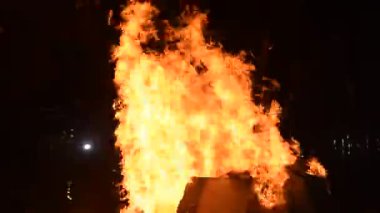 Siyah arka planda alevler, alev alev dokusu arka planda, çok güzel, ateş yanıyor, ateş odun ve inek gübresi ateşiyle yanıyor.