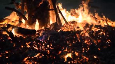 Siyah arka planda alevler, alev alev dokusu arka planda, çok güzel, ateş yanıyor, ateş odun ve inek gübresi ateşiyle yanıyor.