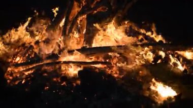 Siyah arka planda alevler, alev alev dokusu arka planda, çok güzel, ateş yanıyor, ateş odun ve inek gübresi ateşiyle yanıyor.