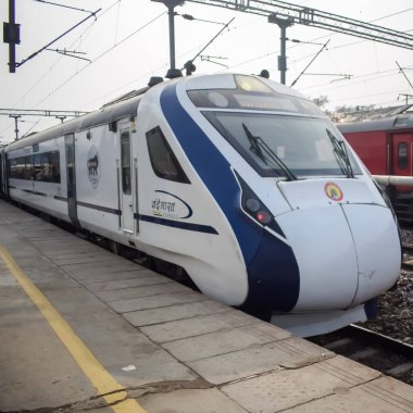 Delhi, Hindistan, 31 Aralık 2024 - Vande Bharat Ekspres treni Delhi 'den Anand Vihar tren istasyonundan Dehradun' a gidiyor, Vande Bharat Hindistan 'ın en hızlı treni