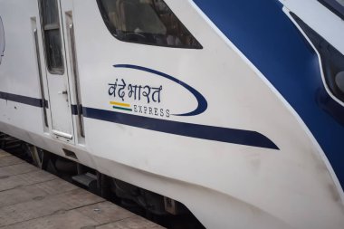 Delhi, Hindistan, 31 Aralık 2024 - Vande Bharat Ekspres treni Delhi 'den Anand Vihar tren istasyonundan Dehradun' a gidiyor, Vande Bharat Hindistan 'ın en hızlı treni