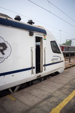 Delhi, Hindistan, 31 Aralık 2024 - Vande Bharat Ekspres treni Delhi 'den Anand Vihar tren istasyonundan Dehradun' a gidiyor, Vande Bharat Hindistan 'ın en hızlı treni