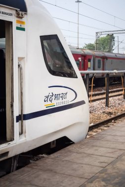 Delhi, Hindistan, 31 Aralık 2024 - Vande Bharat Ekspres treni Delhi 'den Anand Vihar tren istasyonundan Dehradun' a gidiyor, Vande Bharat Hindistan 'ın en hızlı treni