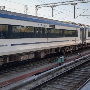 Delhi, Hindistan, 31 Aralık 2024 - Vande Bharat Ekspres treni Delhi 'den Anand Vihar tren istasyonundan Dehradun' a gidiyor, Vande Bharat Hindistan 'ın en hızlı treni