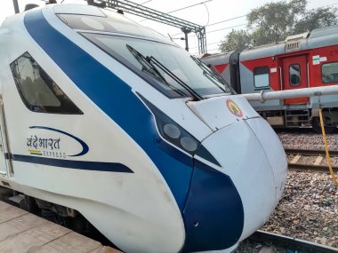 Delhi, Hindistan, 31 Aralık 2024 - Vande Bharat Ekspres treni Delhi 'den Anand Vihar tren istasyonundan Dehradun' a gidiyor, Vande Bharat Hindistan 'ın en hızlı treni