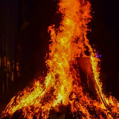 Siyah arka planda alevler, alev alev dokusu arka planda, çok güzel, ateş yanıyor, ateş odun ve inek gübresi ateşiyle yanıyor.