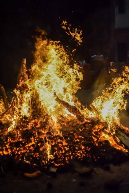 Siyah arka planda alevler, alev alev dokusu arka planda, çok güzel, ateş yanıyor, ateş odun ve inek gübresi ateşiyle yanıyor.