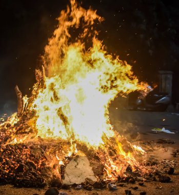 Siyah arka planda alevler, alev alev dokusu arka planda, çok güzel, ateş yanıyor, ateş odun ve inek gübresi ateşiyle yanıyor.