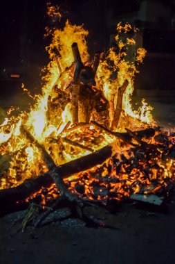 Siyah arka planda alevler, alev alev dokusu arka planda, çok güzel, ateş yanıyor, ateş odun ve inek gübresi ateşiyle yanıyor.