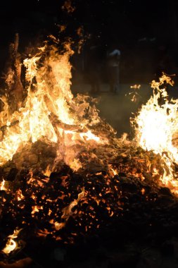 Siyah arka planda alevler, alev alev dokusu arka planda, çok güzel, ateş yanıyor, ateş odun ve inek gübresi ateşiyle yanıyor.