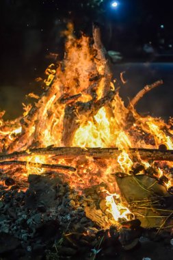 Siyah arka planda alevler, alev alev dokusu arka planda, çok güzel, ateş yanıyor, ateş odun ve inek gübresi ateşiyle yanıyor.