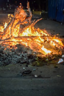 Siyah arka planda alevler, alev alev dokusu arka planda, çok güzel, ateş yanıyor, ateş odun ve inek gübresi ateşiyle yanıyor.