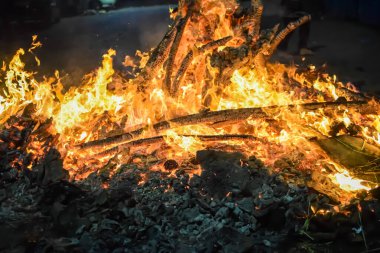 Siyah arka planda alevler, alev alev dokusu arka planda, çok güzel, ateş yanıyor, ateş odun ve inek gübresi ateşiyle yanıyor.