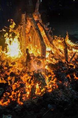 Siyah arka planda alevler, alev alev dokusu arka planda, çok güzel, ateş yanıyor, ateş odun ve inek gübresi ateşiyle yanıyor.