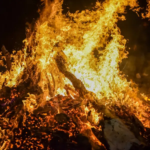 Siyah arka planda alevler, alev alev dokusu arka planda, çok güzel, ateş yanıyor, ateş odun ve inek gübresi ateşiyle yanıyor.
