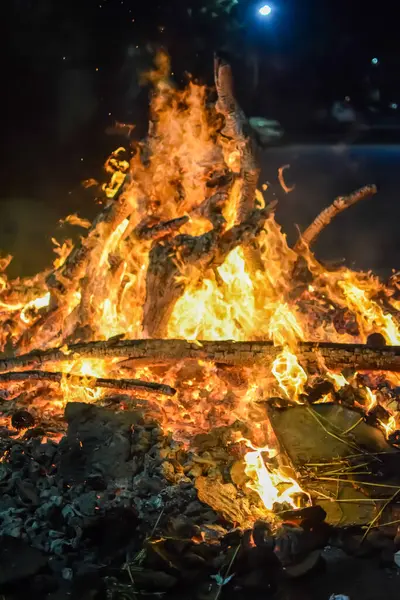 Siyah arka planda alevler, alev alev dokusu arka planda, çok güzel, ateş yanıyor, ateş odun ve inek gübresi ateşiyle yanıyor.