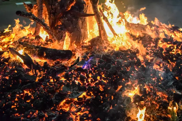 Siyah arka planda alevler, alev alev dokusu arka planda, çok güzel, ateş yanıyor, ateş odun ve inek gübresi ateşiyle yanıyor.