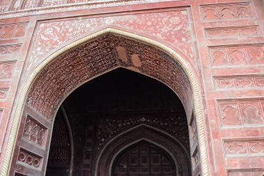 Tac Mahal 'in yedi dünya harikası arasında yer alan muhteşem manzarası. Bulutlu bir günde ünlü Hint İslami mirası, Taj Mahal Yamuna Nehri 'nin güney kıyısında yer alıyor.