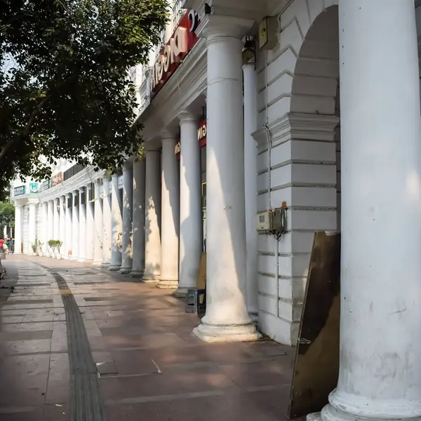 Delhi, Hindistan, Kasım 03: 2024 - Yeni Delhi 'nin merkezinde ofis, banka ve alışveriş merkezi olarak bilinen ünlü iş bölgesi Connaught Place. İngiliz tarzı mimari CP