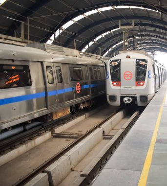 Yeni Delhi, Hindistan, 12 Ağustos 2024 - Delhi treni Yeni Delhi, Hindistan, Asya 'daki Jhandewalan metro istasyonuna varıyor.