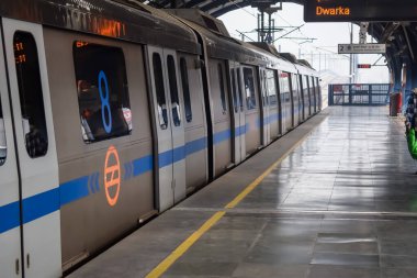 Yeni Delhi, Hindistan, 12 Ağustos 2024 - Delhi treni Yeni Delhi, Hindistan, Asya 'daki Jhandewalan metro istasyonuna varıyor.