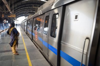 Yeni Delhi, Hindistan, 12 Ağustos 2024 - Delhi treni Yeni Delhi, Hindistan, Asya 'daki Jhandewalan metro istasyonuna varıyor.