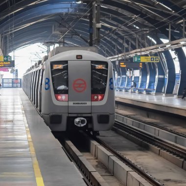 Yeni Delhi, Hindistan, 12 Ağustos 2024 - Delhi treni Yeni Delhi, Hindistan, Asya 'daki Jhandewalan metro istasyonuna varıyor.