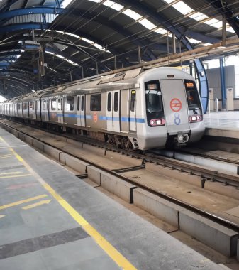 Yeni Delhi, Hindistan, 12 Ağustos 2024 - Delhi treni Yeni Delhi, Hindistan, Asya 'daki Jhandewalan metro istasyonuna varıyor.