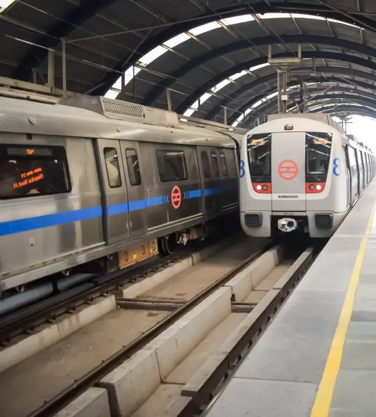 Yeni Delhi, Hindistan, 12 Ağustos 2024 - Delhi treni Yeni Delhi, Hindistan, Asya 'daki Jhandewalan metro istasyonuna varıyor.