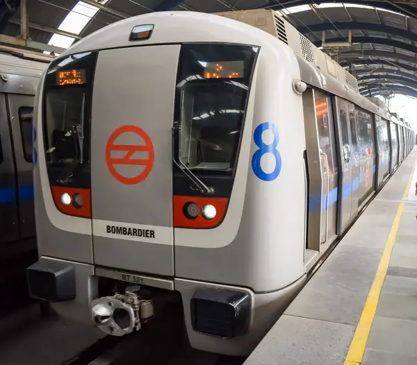 Yeni Delhi, Hindistan, 12 Ağustos 2024 - Delhi treni Yeni Delhi, Hindistan, Asya 'daki Jhandewalan metro istasyonuna varıyor.