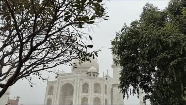 Tac Mahal 'in yedi dünya harikası arasında yer alan muhteşem manzarası. Bulutlu bir günde ünlü Hint İslami mirası, Taj Mahal Yamuna Nehri 'nin güney kıyısında yer alıyor.