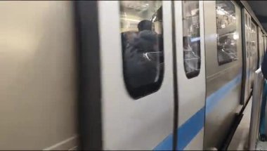 Yeni Delhi, Hindistan, 12 Ağustos 2024 - Delhi treni Yeni Delhi, Hindistan, Asya 'daki Jhandewalan metro istasyonuna varıyor.