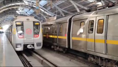 Yeni Delhi, Hindistan, 12 Ağustos 2024 - Delhi treni Yeni Delhi, Hindistan, Asya 'daki Jhandewalan metro istasyonuna varıyor.