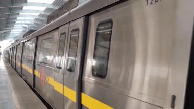 Yeni Delhi, Hindistan, 12 Ağustos 2024 - Delhi treni Yeni Delhi, Hindistan, Asya 'daki Jhandewalan metro istasyonuna varıyor.