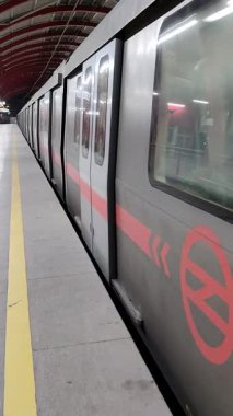 Yeni Delhi, Hindistan, 12 Ağustos 2024 - Delhi treni Yeni Delhi, Hindistan, Asya 'daki Jhandewalan metro istasyonuna varıyor.