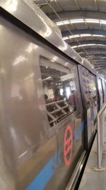 Yeni Delhi, Hindistan, 12 Ağustos 2024 - Delhi treni Yeni Delhi, Hindistan, Asya 'daki Jhandewalan metro istasyonuna varıyor.