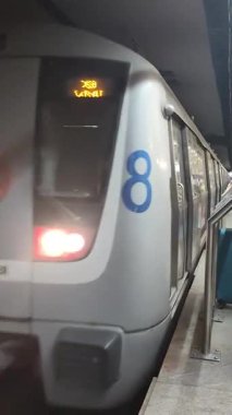 Yeni Delhi, Hindistan, 12 Ağustos 2024 - Delhi treni Yeni Delhi, Hindistan, Asya 'daki Jhandewalan metro istasyonuna varıyor.